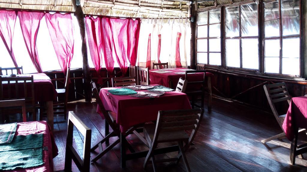 Twisted Palms Lodge & Restaurant ブウェワウ エクステリア 写真