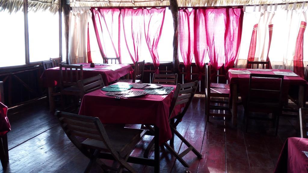 Twisted Palms Lodge & Restaurant ブウェワウ エクステリア 写真