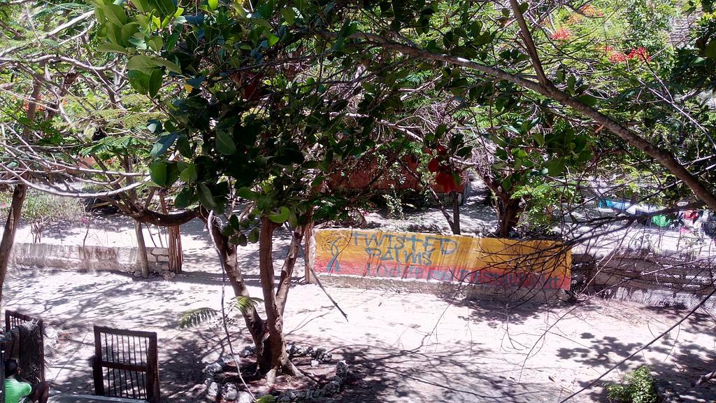 Twisted Palms Lodge & Restaurant ブウェワウ エクステリア 写真