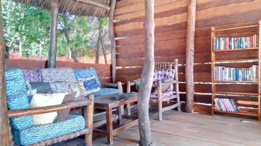 Twisted Palms Lodge & Restaurant ブウェワウ エクステリア 写真
